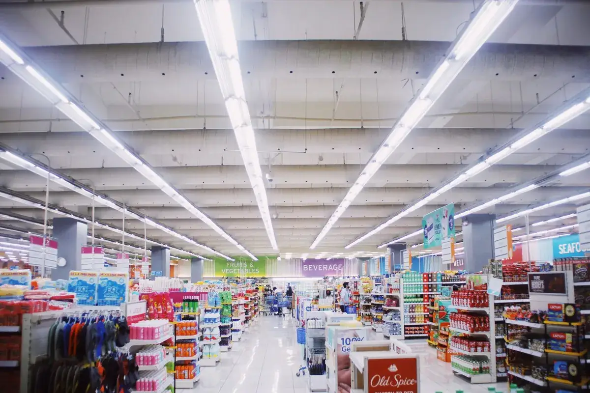 陳列著商品、燈光明亮的藥妝店走道