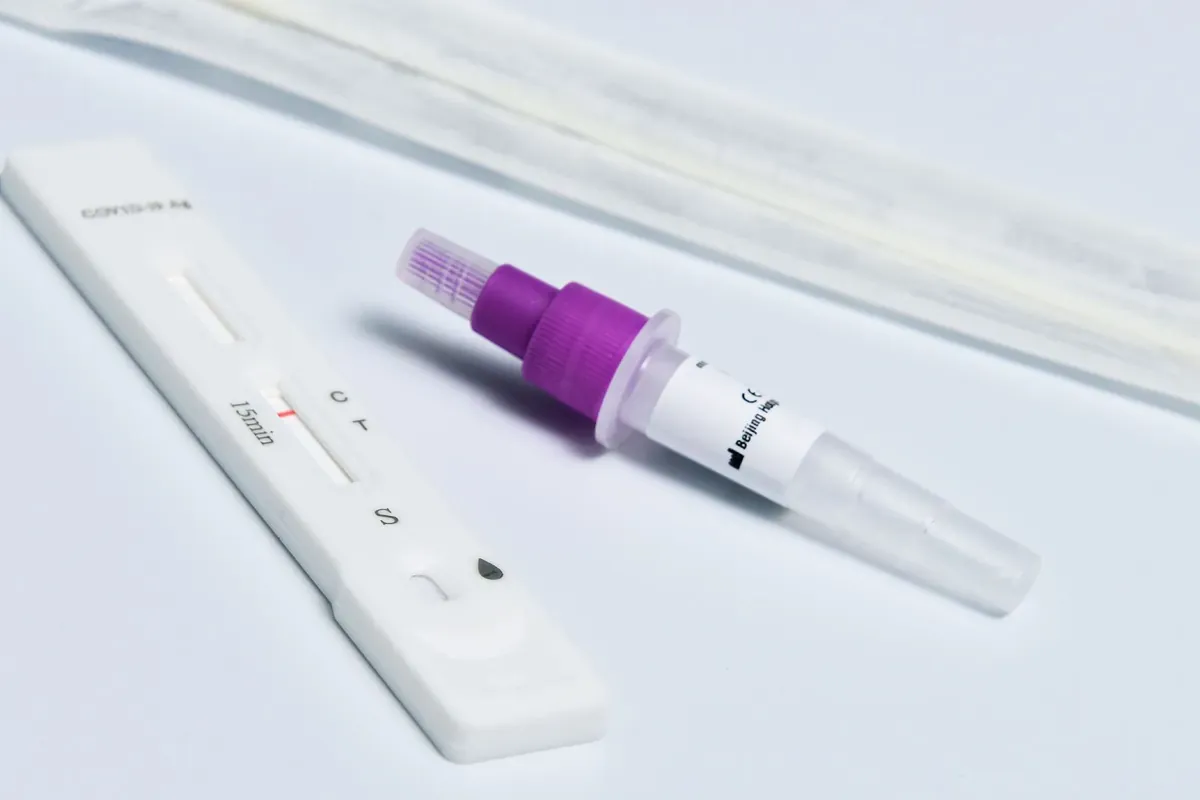 白色檯面上的快速抗原檢驗卡匣與採檢棒