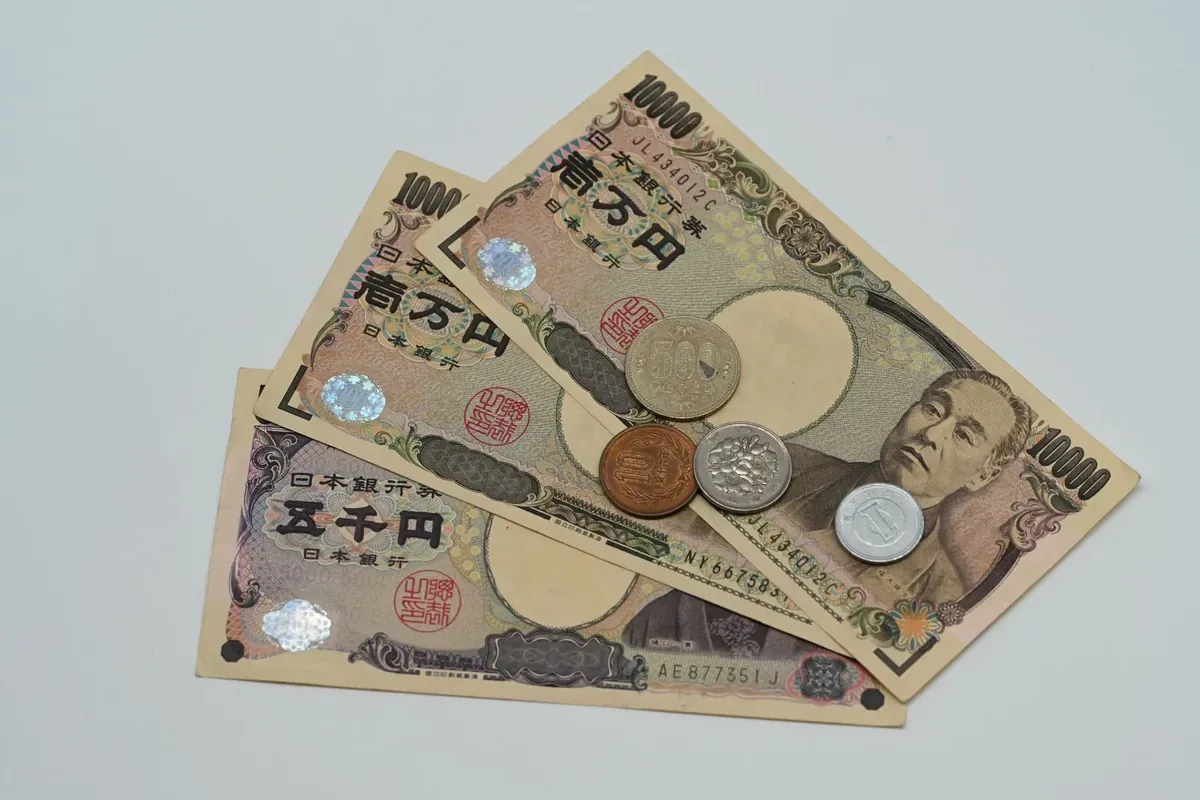 平放的日圓紙鈔與硬幣